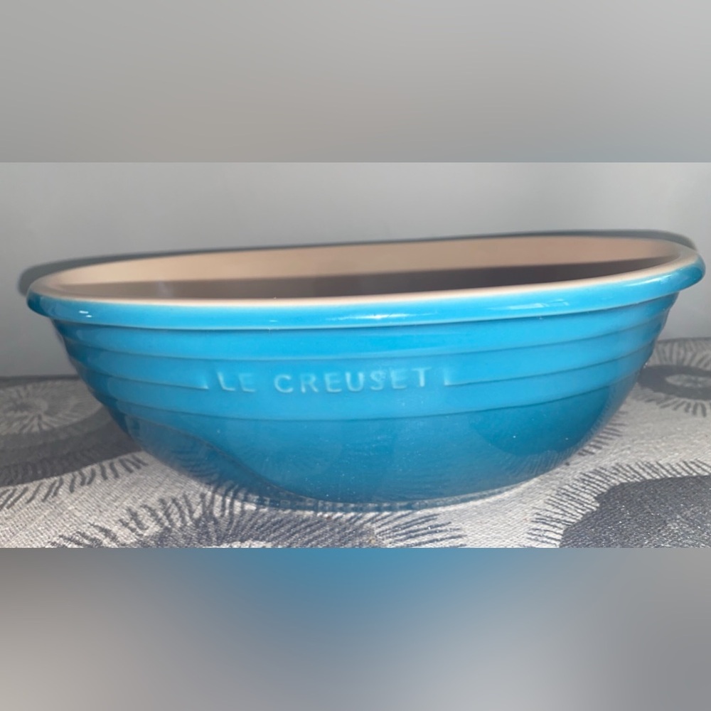 Le Creuset Caribbean Blue Oval Stoneware Bowl 3.6 qt RETIRED. NWT